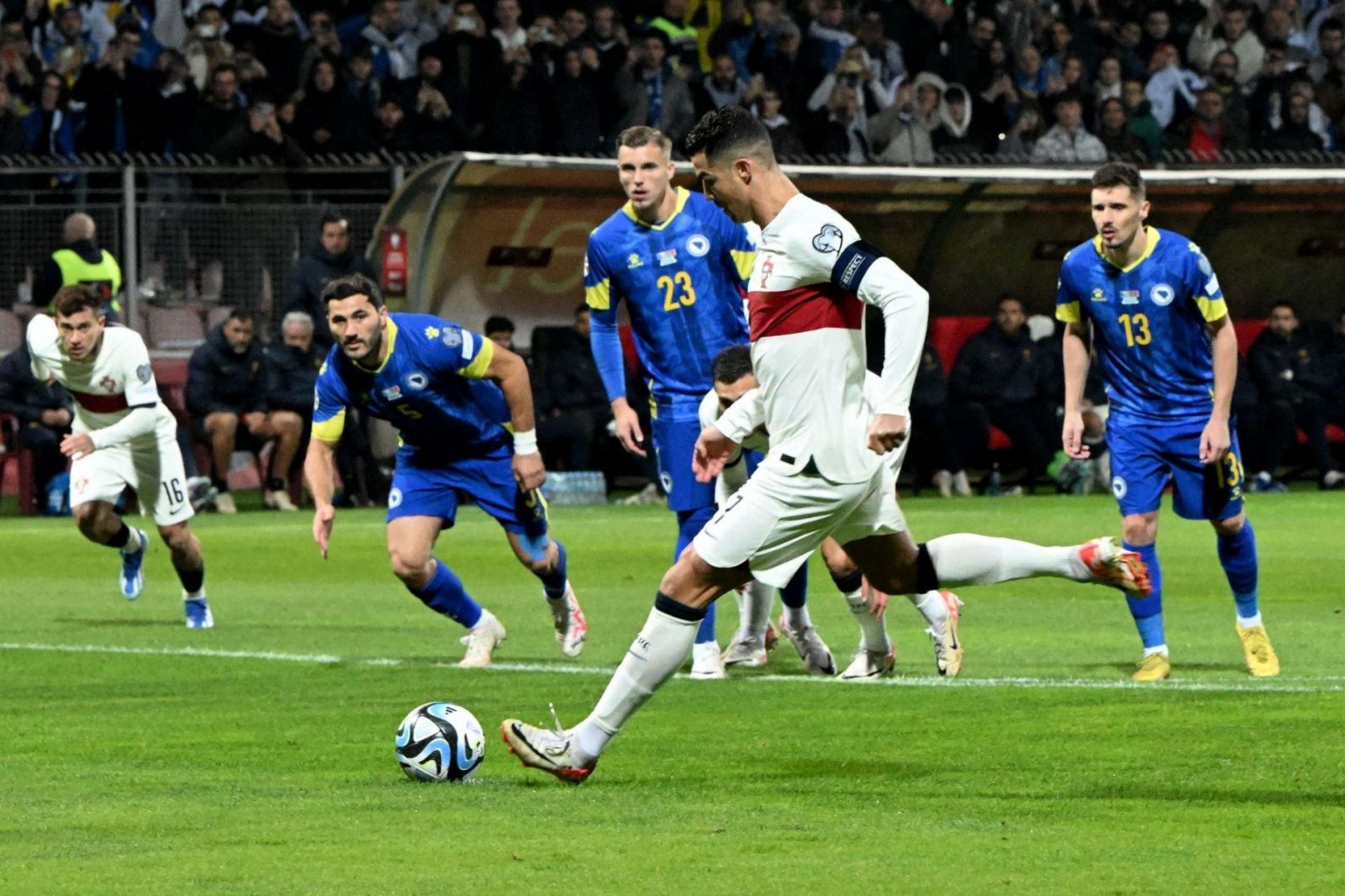 Tuyển Áo giành vé dự Euro 2024 Cristiano Ronaldo lập cú đúp nhân đôi cách biệt cho ĐT Bồ Đào Nha khi hiệp 1 mới trôi qua 20 phút. Ảnh: Getty