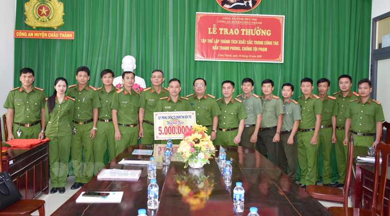 Thưởng nóng tập thể làm rõ thủ phạm cướp tài sản tài xế chạy xe công nghệ Đại tá Võ Công Bình trao thưởng nóng cho tập thể Đội Cảnh sát hình sự.