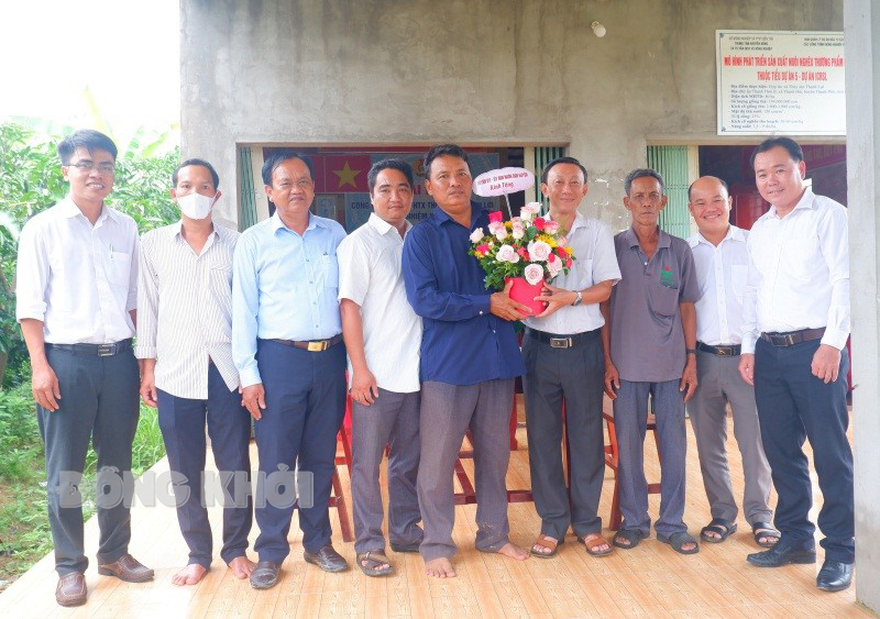 Bí thư Huyện ủy Châu Văn Bình và đoàn cùng đi tặng hoa chúc mừng Hợp tác xã Thạnh Lợi vừa được vinh danh tại Vietstock 2023. Ảnh: Minh Mừng.