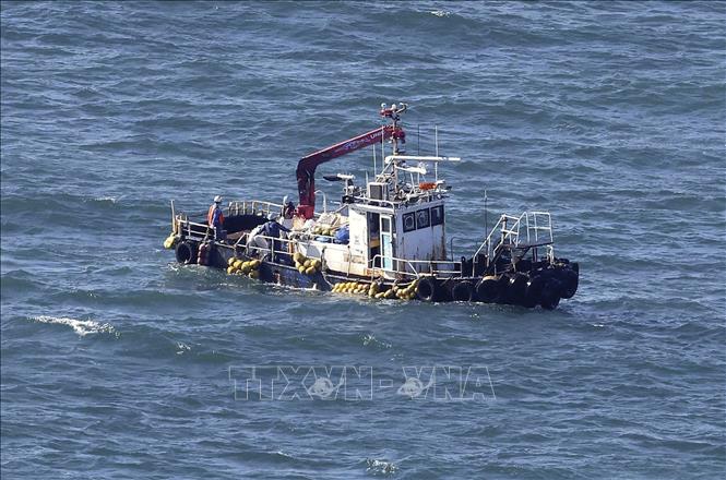 Tàu thu thập các mẫu nước biển gần nhà máy Fukushima để kiểm tra hàm lượng tritium, sau khi Nhật Bản tiến hành xả nước thải nhiễm xạ đã qua xử lý ra biển, ngày 24-8-2023. Ảnh: Kyodo/TTXVN