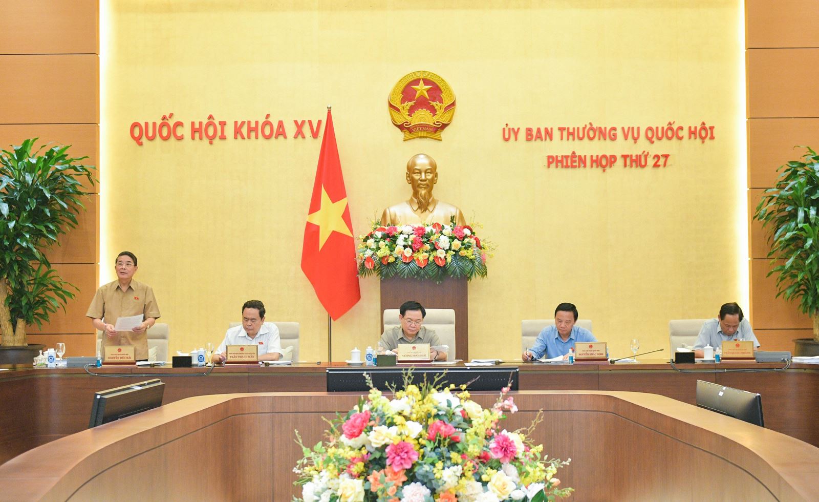 Phó Chủ tịch Quốc hội Nguyễn Đức Hải điều hành phiên họp của Ủy ban Thường vụ Quốc hội sáng 17-10.