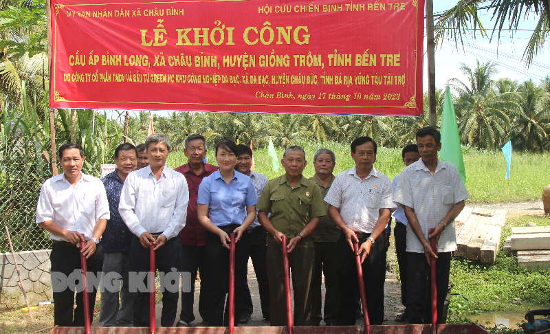 Khởi công xây dựng cầu nông thôn ấp Bình Long, xã Châu Bình Đại biểu khởi công cầu ấp Bình Long.