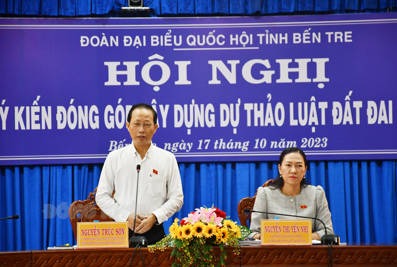 Chủ trì hội nghị.