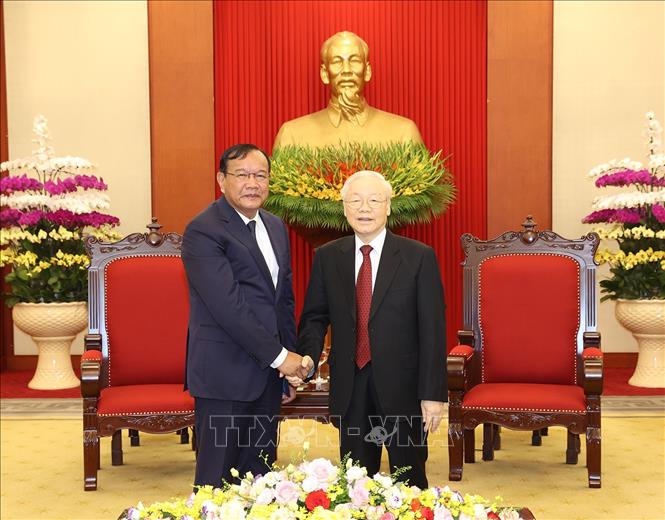 Tổng Bí thư Nguyễn Phú Trọng tiếp Trưởng Ban Đối ngoại Trung ương Đảng Nhân dân Campuchia Tổng Bí thư Nguyễn Phú Trọng tiếp Ủy viên Ban Thường vụ, Trưởng Ban Đối ngoại Trung ương Đảng Nhân dân Campuchia Prak Sokhonn. Ảnh: Trí Dũng/TTXVN