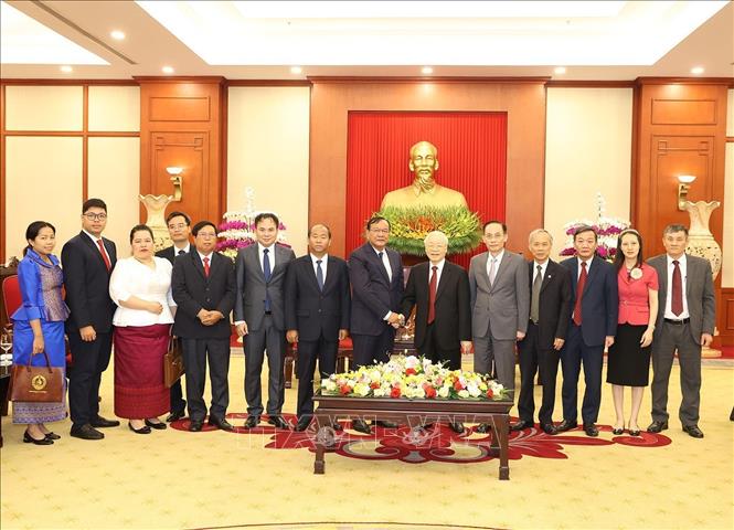 Tổng Bí thư Nguyễn Phú Trọng tiếp Trưởng Ban Đối ngoại Trung ương Đảng Nhân dân Campuchia Tổng Bí thư Nguyễn Phú Trọng và Trưởng Ban Đối ngoại Trung ương Đảng Nhân dân Campuchia Prak Sokhonn cùng các đại biểu chụp ảnh chung. Ảnh: Trí Dũng/TTXVN