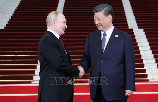 Chủ tịch Trung Quốc Tập Cận Bình (phải) đón Tổng thống Nga Vladimir Putin tới tham dự Diễn đàn cấp cao “Vành đai và Con đường” lần thứ ba tại Bắc Kinh ngày 17-10-2023. Ảnh: AFP/TTXVN