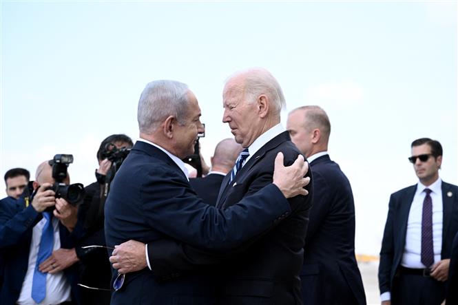 Thủ tướng Israel Benjamin Netanyahu (trái, phía trước) đón Tổng thống Mỹ Joe Biden (phải, phía trước) tại sân bay Ben Gurion ở Tel Aviv ngày 18-10-2023. Ảnh: AFP/TTXVN