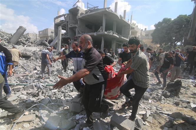 Chuyển nạn nhân sau vụ không kích của Israel xuống thành phố Rafah, miền Nam Dải Gaza ngày 17-10-2023. Ảnh: THX/TTXVN