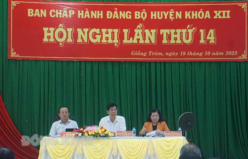 Lãnh đạo huyện chủ trì hội nghị.