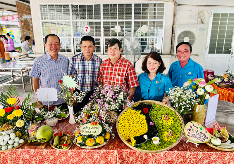 Hội chợ ẩm thực năm 2023 Ban tổ chức Hội chợ ẩm thực năm 2023 chụp ảnh lưu niệm ở gian hàng trưng bày sản phẩm.