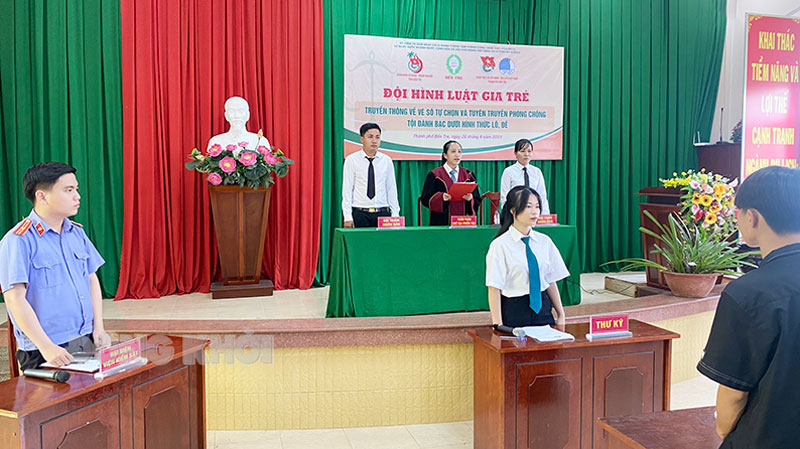 Hiệu quả tích cực từ những phiên tòa giả định Phiên tòa giả định liên quan đến tội đánh bạc dưới hình thức số lô, số đề được diễn ra tại xã Nhơn Thạnh, TP. Bến Tre vào ngày 26-8-2023. Ảnh: Minh Thiện