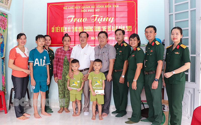 Cán bộ, hội viên phụ nữ hoàn thành tốt công tác hội năm 2023 Hội Phụ nữ Bộ Chỉ huy Quân sự tỉnh tặng sổ tiết kiệm và quà trong chương trình “Mẹ đỡ đầu năm 2023” tại xã Tân Thiềng, huyện Chợ Lách.