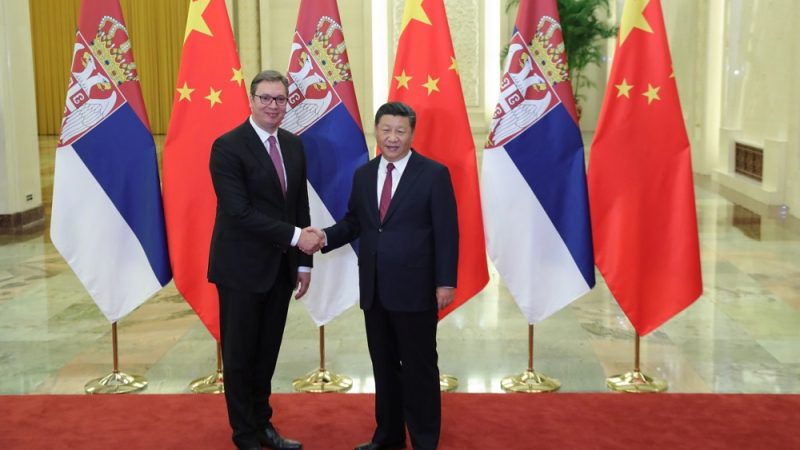 Tổng thống Serbia Aleksander Vucic (trái) và Chủ tịch Trung Quốc Tập Cận Bình gặp nhau tại Bắc Kinh bên lề hội nghị về sáng kiến Vành đai và Con đường. Ảnh: EPA