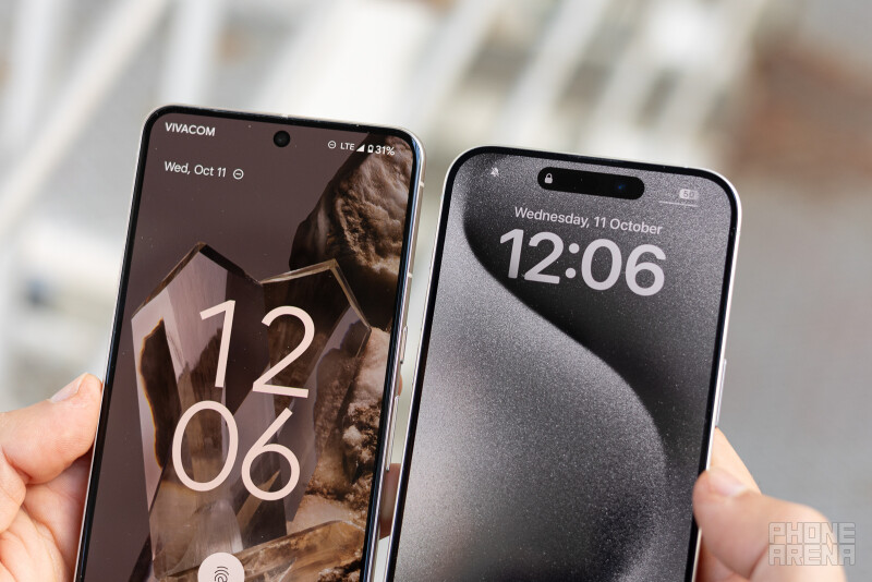 Sự khác biệt về màn hình của Pixel 8 Pro và iPhone 15 Pro Max