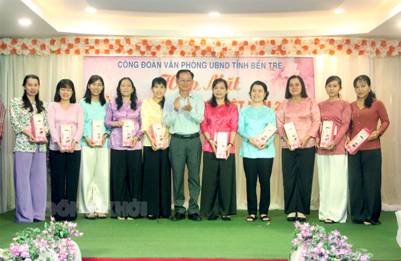 Lãnh đạo UBND tỉnh thăm, chúc mừng chị em phụ nữ Văn phòng UBND tỉnh nhân Ngày Phụ nữ Việt Nam (20-10) Phó chủ tịch UBND tỉnh Nguyễn Minh Cảnh tặng quà chị em phụ nữ Văn phòng UBND tỉnh.