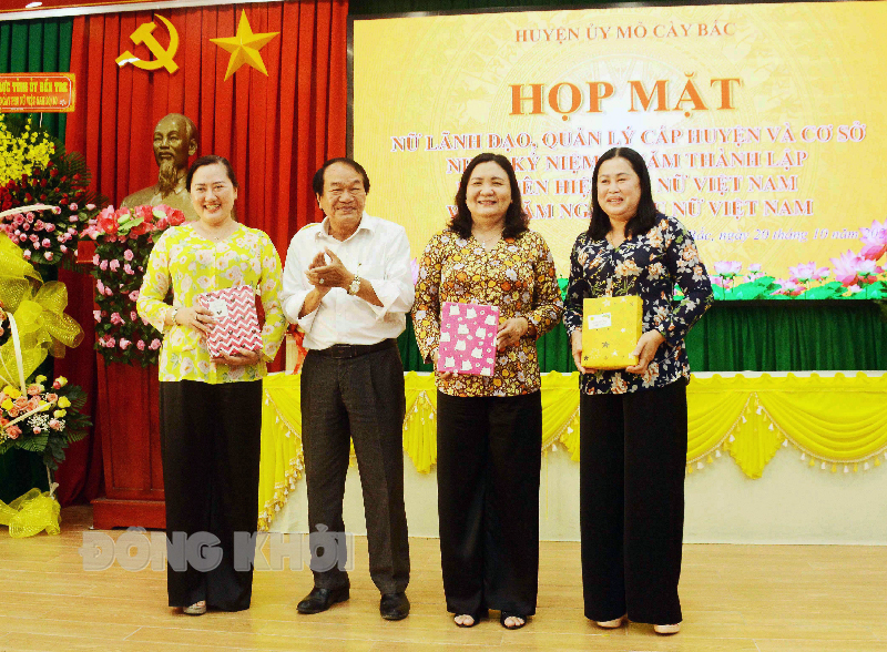 Huyện ủy Mỏ Cày Bắc kỷ niệm 93 năm Ngày thành lập Hội Liên hiệp Phụ nữ Việt Nam Nguyên Bí thư Huyện ủy Mỏ Cày Bắc Nguyễn Vũ Thanh trao quà của Huyện ủy cho 3 nữ lãnh đạo của Tỉnh ủy và Huyện ủy.