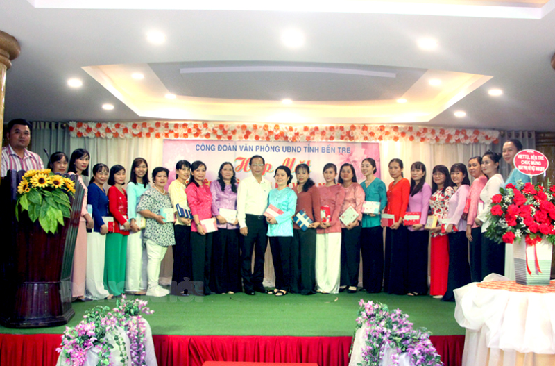 Lãnh đạo UBND tỉnh thăm, chúc mừng chị em phụ nữ Văn phòng UBND tỉnh nhân Ngày Phụ nữ Việt Nam (20-10) Phó chủ tịch Thường trực UBND tỉnh - Trưởng đoàn đại biểu Quốc hội đơn vị tỉnh Nguyễn Trúc Sơn tặng quà chị em phụ nữ Văn phòng UBND tỉnh.