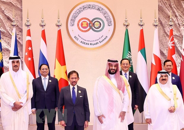 Thủ tướng, Thái tử Saudi Arabia Mohammad bin Salman đón Thủ tướng Phạm Minh Chính và các Trưởng đoàn. (Ảnh: Dương Giang/TTXVN)