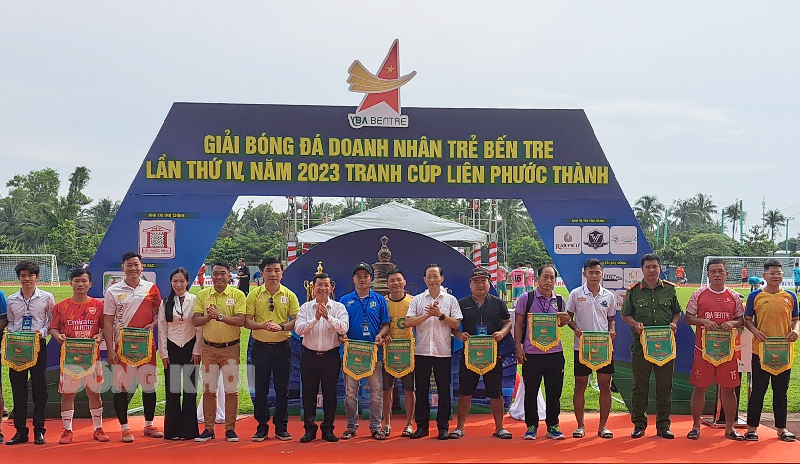 Lãnh đạo chụp ảnh với các đoàn vận động viên tham gia giải đấu.