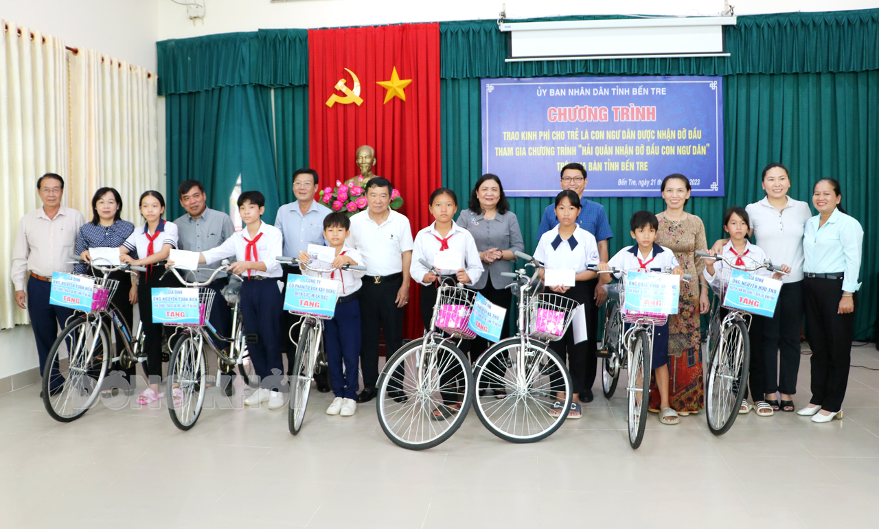 Trao tặng kinh phí và xe đap cho 7 em là con ngư dân được nhận đỡ đầu.