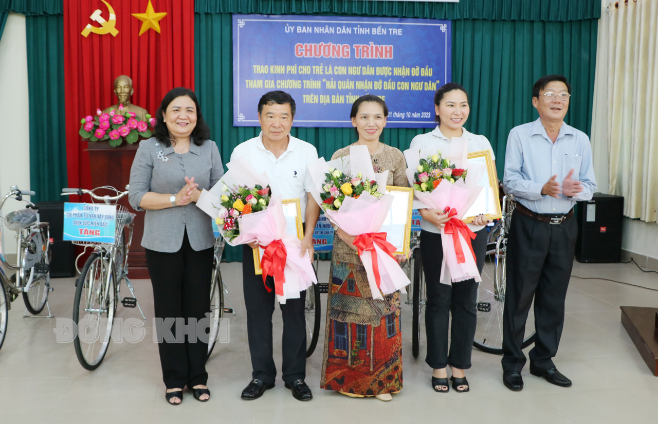 Phó bí thư Thường trực Tỉnh ủy, phụ trách Tỉnh ủy - Chủ tịch HĐND tỉnh Hồ Thị Hoàng Yến, Giám đốc Sở Lao động - Thương binh và Xã hội Phạm Thanh Hùng trao hoa và thư cảm ơn cho gia đình ông Nguyễn Hữu Thọ.