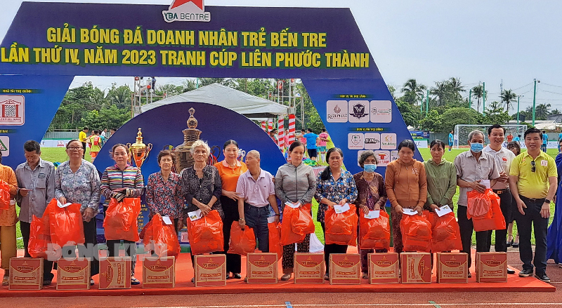 Trao quà cho các hộ nhạn nhân chất độc da cam