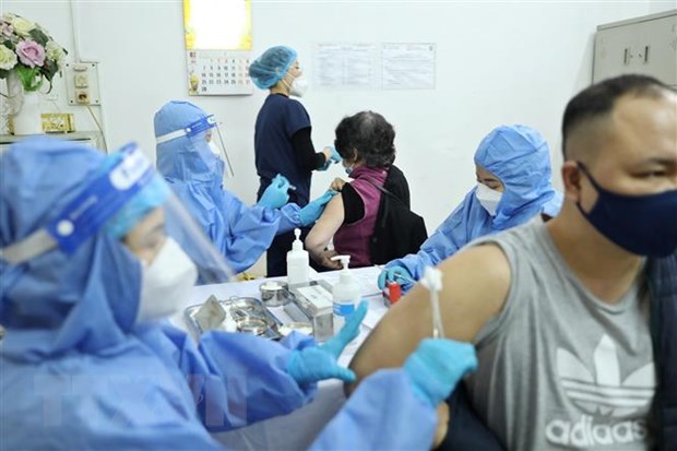 Ngày 21-10-2023: Có 8 ca mắc COVID-19, 6 ca được điều trị khỏi bệnh Tiêm vaccine phòng COVID-19 cho người dân. (Ảnh: Minh Quyết/TTXVN)