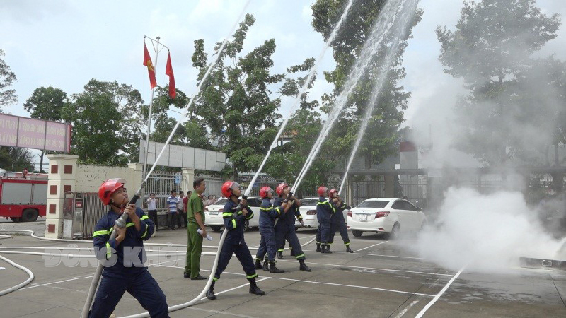 Thực hành phương án chữa cháy và cứu nạn, cứu hộ tại Ngân hàng Nông nghiệp và phát triển nông thôn chi nhánh Huyện Chợ Lách. Ảnh: Việt Cường.