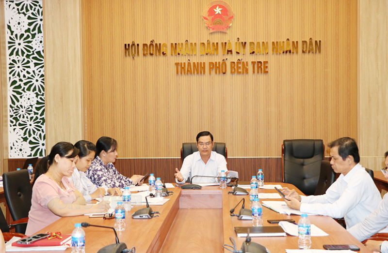Giải pháp hỗ trợ xây dựng phường đạt chuẩn đô thị văn minh Phó chủ tịch UBND TP. Bến Tre Nguyễn Văn Thương - Trưởng ban Chỉ đạo phong trào Toàn dân đoàn kết xây dựng đời sống văn hóa TP. Bến Tre phát biểu tại buổi họp.