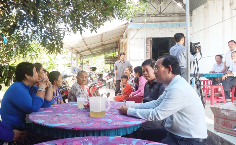 Ba Tri nâng cao hiệu quả công tác tiếp công dân Lãnh đạo huyện Ba Tri gặp gỡ, tiếp xúc người dân tại tỉnh Bình Phước. Ảnh: CTV