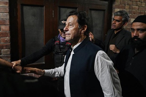 Cựu Thủ tướng Pakistan Imran Khan bị buộc tội làm rò rỉ tài liệu mật Cựu Thủ tướng Pakistan Imran Khan (phía trước) rời khỏi toà án ở Lahore, ngày 17-3-2023. (Ảnh: AFP/TTXVN)