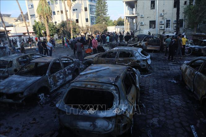 Các nước phương Tây ra tuyên bố chung về xung đột Hamas - Israel Nhiều xe ô tô bị cháy sau vụ không kích của Israel vào bệnh viện Al-Ahli ở Dải Gaza, ngày 18-10-2023. Ảnh: THX/TTXVN