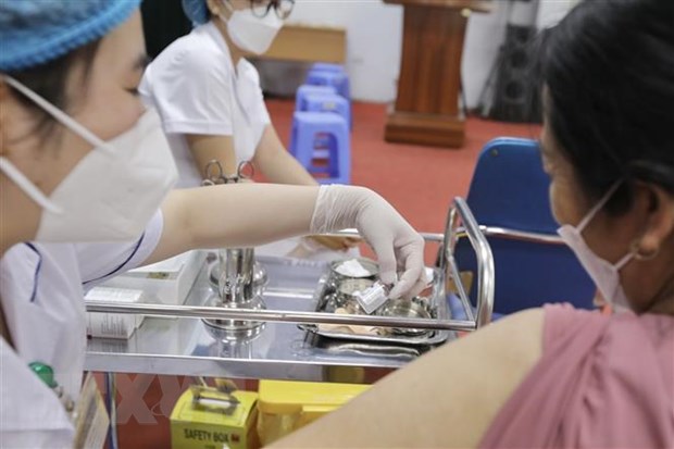 Ngày 23-10-2023: Lại có thêm 4 ca mắc mới COVID-19, 2 ca thở ôxy Tiêm vaccine COVID-19 cho người dân. (Ảnh: Minh Quyết/TTXVN)