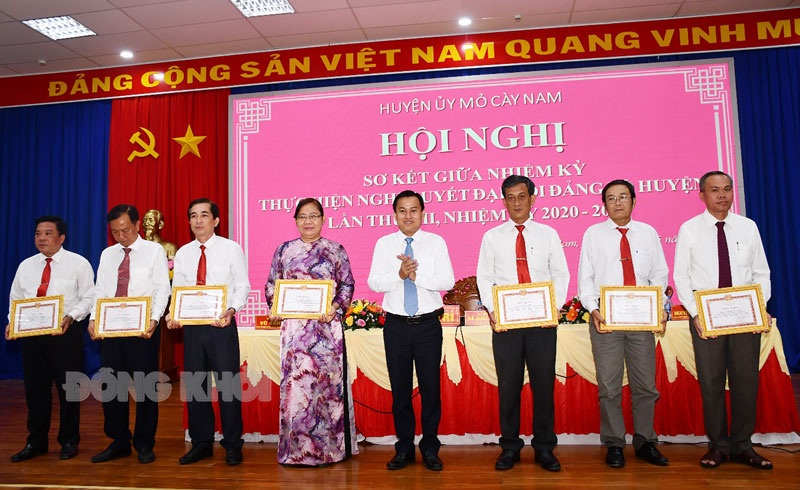Mỏ Cày Nam xây dựng và nhân rộng điển hình trong học và làm theo Bác Bí thư Huyện ủy Mỏ Cày Nam Hà Quốc Cường trao giấy khen cho các cá nhân tiêu biểu.