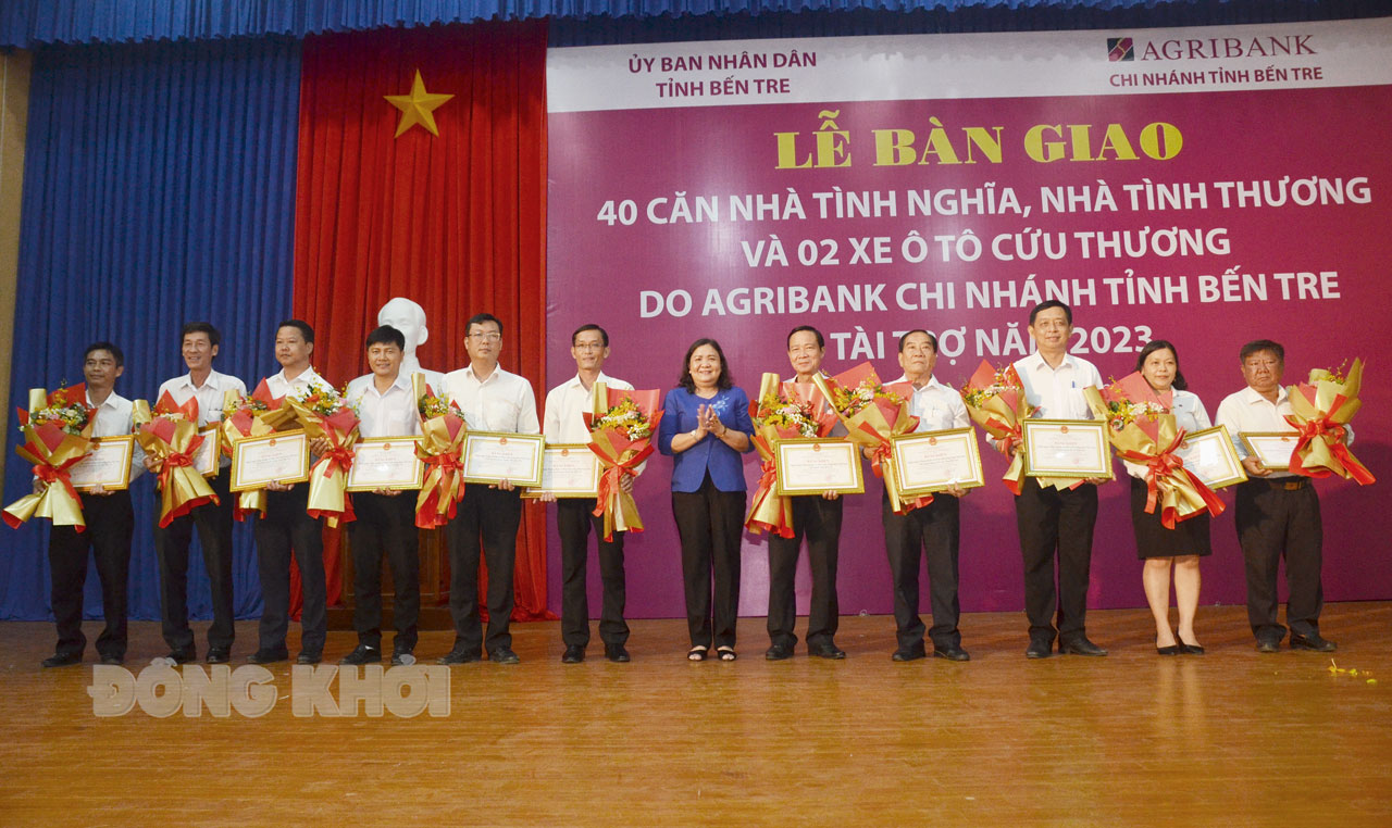 Phó bí thư Thường trực Tỉnh uỷ, phụ trách tỉnh uỷ - Chủ tịch UBND tỉnh Hồ Thị Hoàng Yến trao bằng khen của UBND tỉnh cho các tập thể.