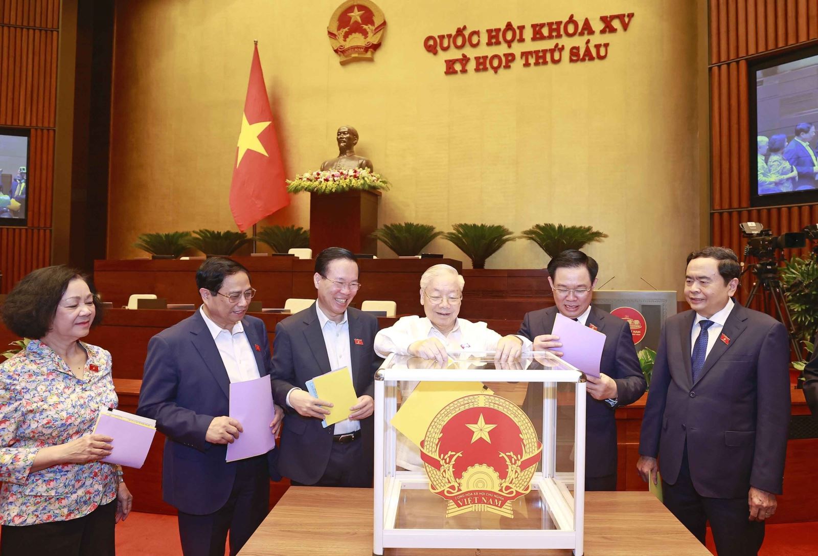 Tổng Bí thư Nguyễn Phú Trọng và các đồng chí lãnh đạo Đảng, Nhà nước bỏ phiếu tín nhiệm. Ảnh: Doãn Tấn/TTXVN
