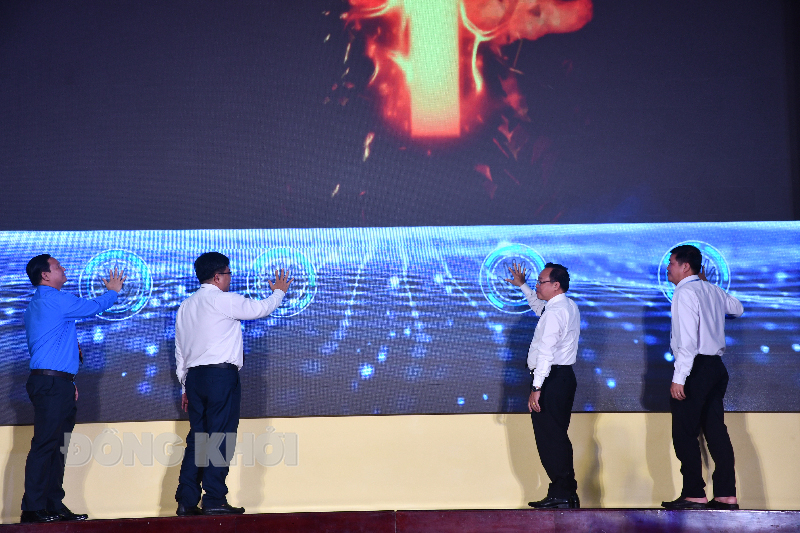 Chương trình chào mừng thành công Đại hội XI Công đoàn tỉnh Bến Tre nhiệm kỳ 2023 - 2028 Nghi thức ấn nút phát động Cuộc thi tìm hiểu Nghị quyết Đại hội XI Công đoàn tỉnh.