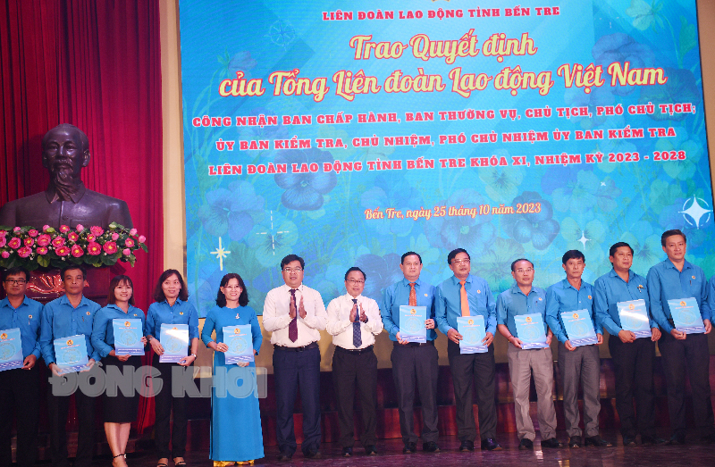 Chương trình chào mừng thành công Đại hội XI Công đoàn tỉnh Bến Tre nhiệm kỳ 2023 - 2028 Trao quyết định chuẩn y Ban Chấp hành, Ủy ban kiểm tra Liên đoàn Lao động tỉnh khóa XI