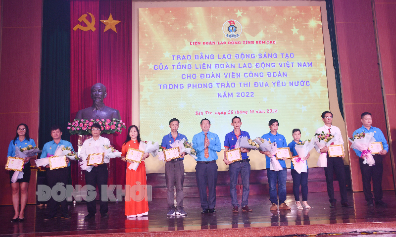 Chương trình chào mừng thành công Đại hội XI Công đoàn tỉnh Bến Tre nhiệm kỳ 2023 - 2028 Trao bằng Lao động sáng tạo của Tổng Liên đoàn Lao động Việt Nam cho các cá nhân.