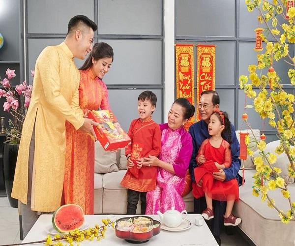 Chọn hộp quà Tết 2024 độc - chất - sang - giá yêu thương Hop-qua-tet-2024-phu-hop-nguoi-nhan.jpg