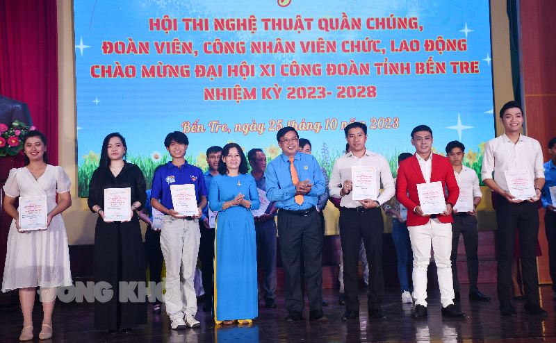 Trao giải thưởng Hội thi nghệ thuật quần chúng, đoàn viên, công nhân viên chức lao động chào mừng Đại hội XI Công đoàn tỉnh.