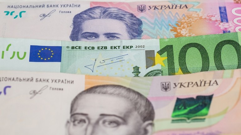 Đồng hryvnia and Euro. Ảnh: Getty Images