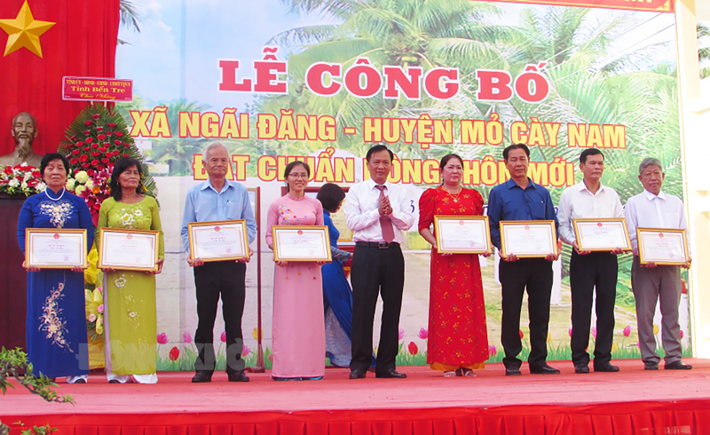 Tăng cường công tác tuyên truyền, vận động trong xây dựng nông thôn mới Tuyên dương, khen thưởng kịp thời sẽ giúp phong trào thi đua “Cả nước chung sức xây dựng nông thôn mới” thêm lớn mạnh.