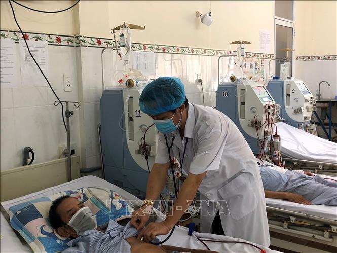 Chỉ thị của Ban Bí thư về tiếp tục củng cố, hoàn thiện, nâng cao chất lượng hoạt động của y tế cơ sở trong tình hình mới Bệnh nhân điều trị tại Khoa Hồi sức cấp cứu, chống độc và thận nhân tạo của Trung tâm y tế huyện Tư Nghĩa, tỉnh Quảng Ngãi. Ảnh: TTXVN phát