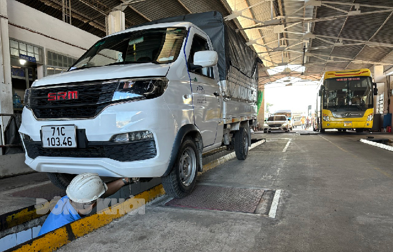 Chủ động phòng ngừa ùn tắc phương tiện đến kiểm định các tháng cuối năm 2023 Đăng kiểm viên kiểm định xe tới hạn.