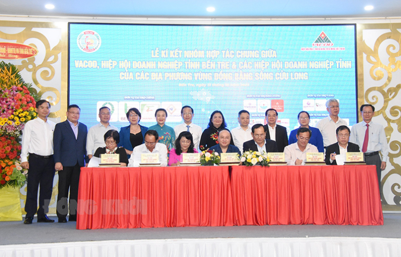 “Kinh tế xanh” sẽ tạo bước đột phá cho tỉnh phát triển Các doanh nghiệp ký kết mở rộng hợp tác tại Diễn đàn Doanh nghiệp VACOD - Bến Tre về hỗ trợ thúc đẩy doanh nghiệp phát triển bền vững.