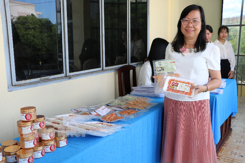 Hội thảo khoa học “Tiềm năng phát triển và đa dạng hóa các sản phẩm thực phẩm từ con tôm Bến Tre” PGS.TS. Trần Thanh Trúc làm chủ nhiệm đề tài “Nghiên cứu đa dạng hóa sản phẩm, nâng cao giá trị từ con tôm ở Bến Tre” trưng bày các sản phẩm tôm chế biến.
