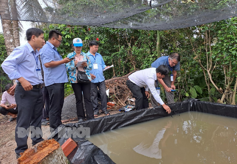 Hướng dẫn người dân trải bạt trữ nước ngọt.