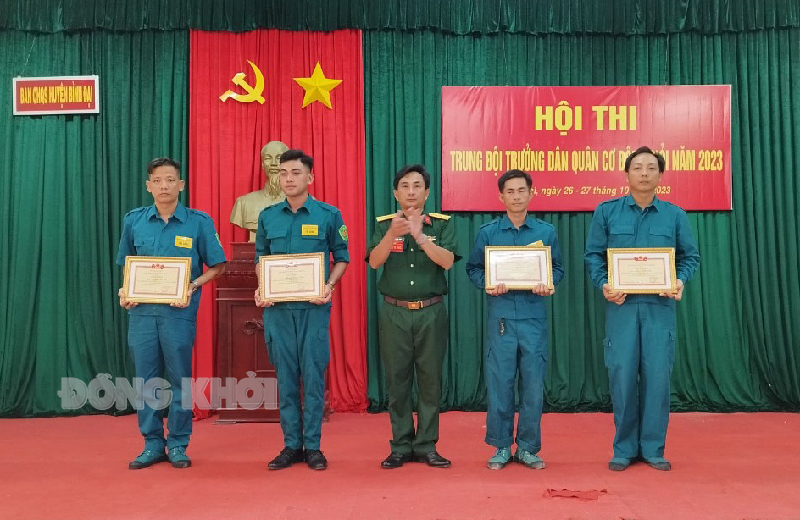 Trung tá Võ Minh Thuận - Phó chỉ huy trưởng Ban Chỉ huy Quân sự huyện trao thưởng cho các thí sinh đạt thành tích cao. Ảnh: Sơn Tùng. 