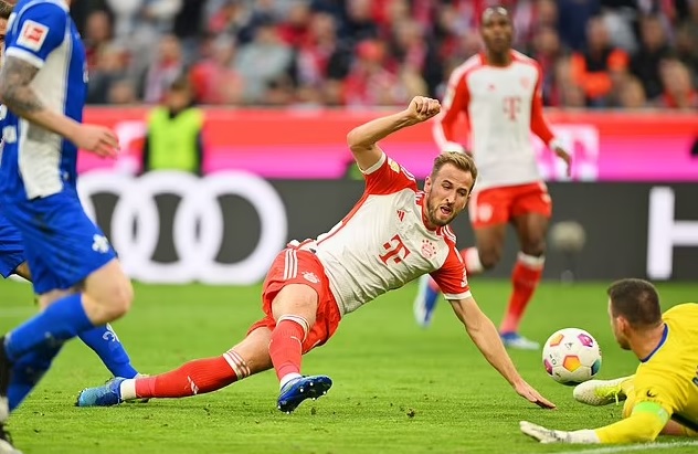 Kane mở màn bữa tiệc bàn thắng hiệp 2